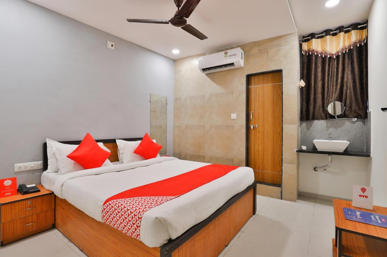 Oyo 16675 Hotel Shri Krishna Inn 苏拉特 外观 照片