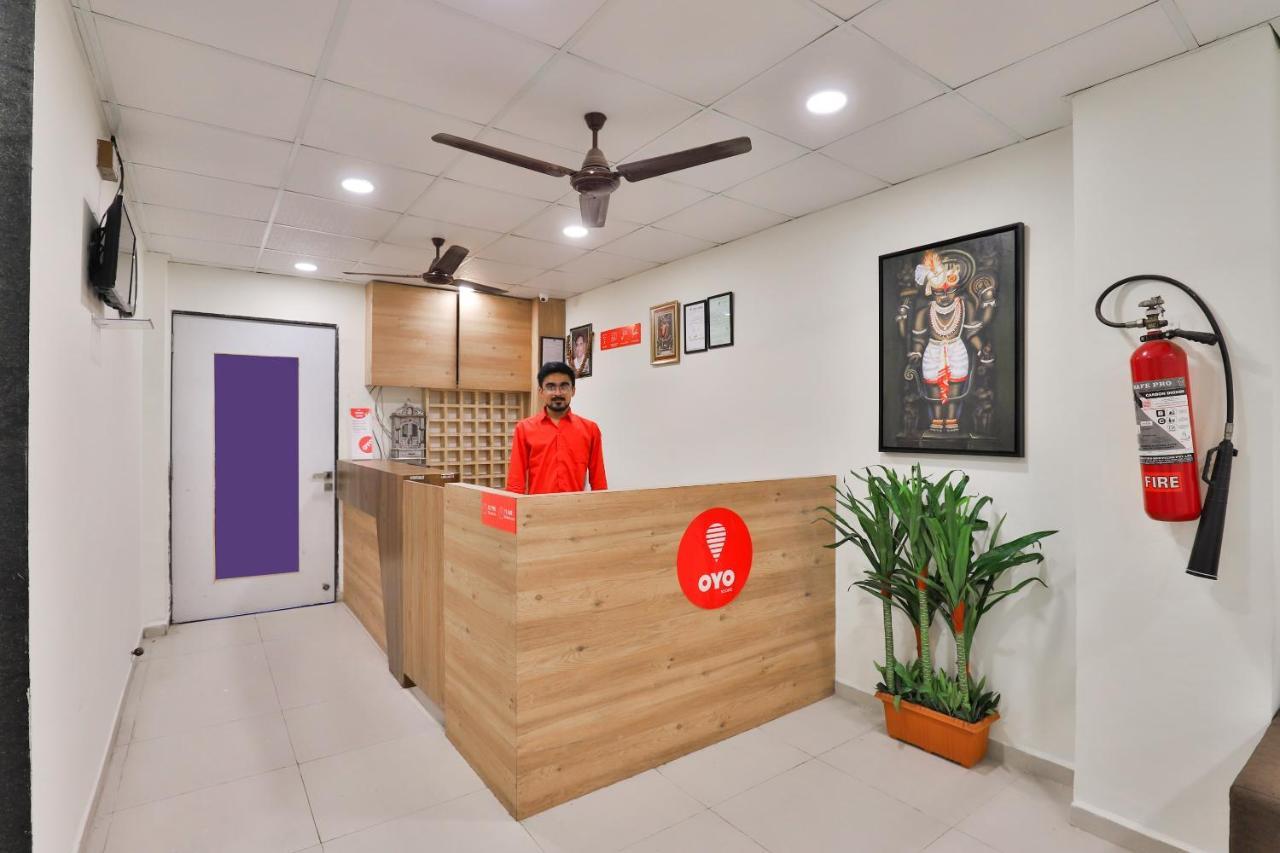 Oyo 16675 Hotel Shri Krishna Inn 苏拉特 外观 照片