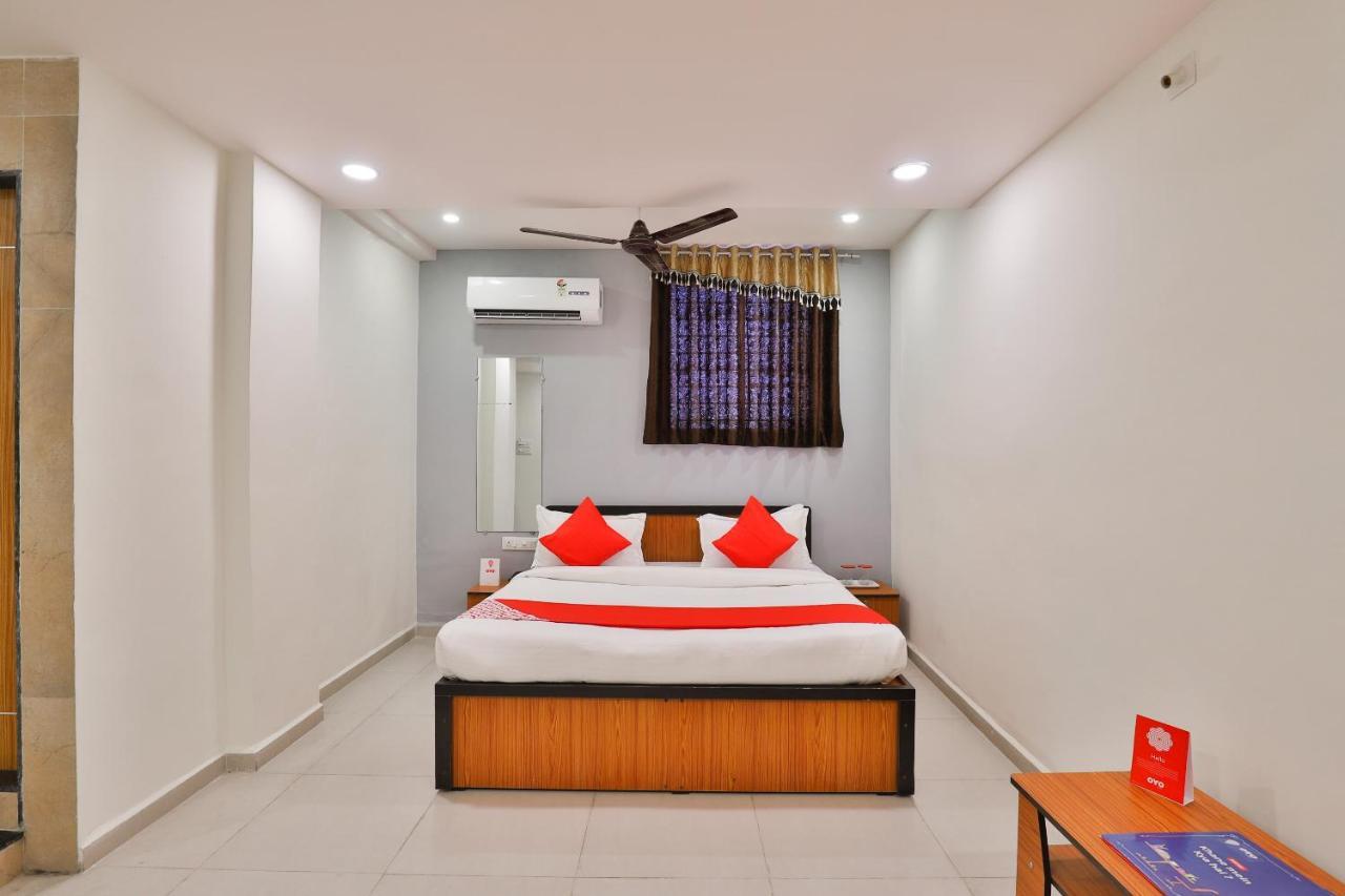 Oyo 16675 Hotel Shri Krishna Inn 苏拉特 外观 照片